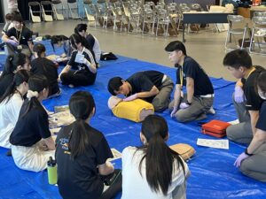 【救急救命学科2年】歯科衛生学科1年生へ「一次救命処置」の指導を行いました！