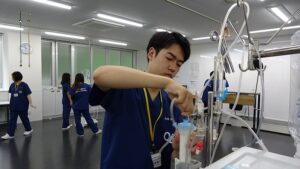 【臨床工学科2年】血液浄化実技授業（血液透析回路組み立て編）